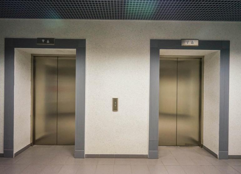 Монарх Центр: Вид главного лифтового холла